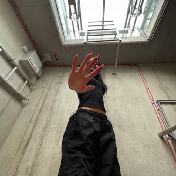 Meet your Posher, Laurie - Picture 1 of 1